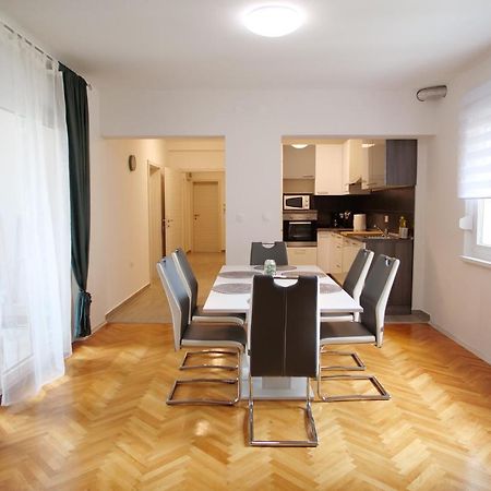 Arena Apartment With 3 Bedrooms In The City Center Pula Exterior photo