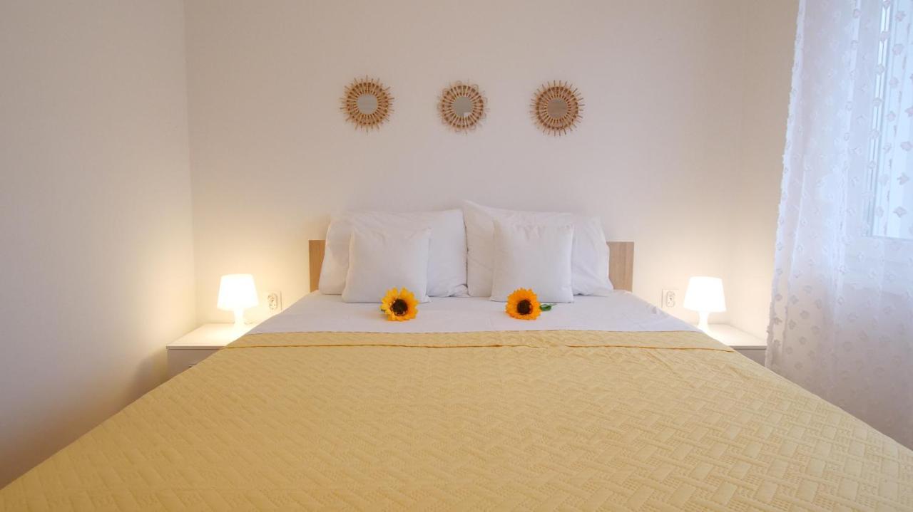 Arena Apartment With 3 Bedrooms In The City Center Pula Exterior photo