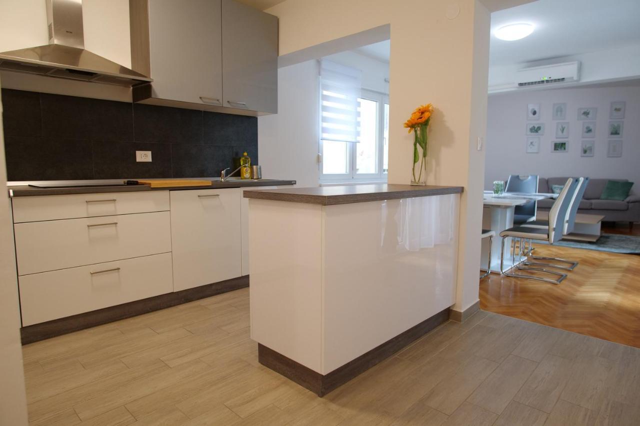Arena Apartment With 3 Bedrooms In The City Center Pula Exterior photo