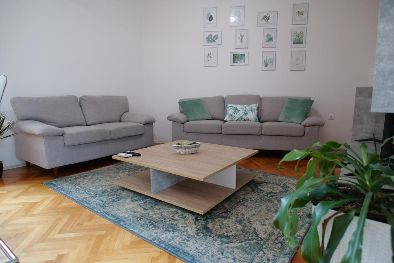 Arena Apartment With 3 Bedrooms In The City Center Pula Exterior photo