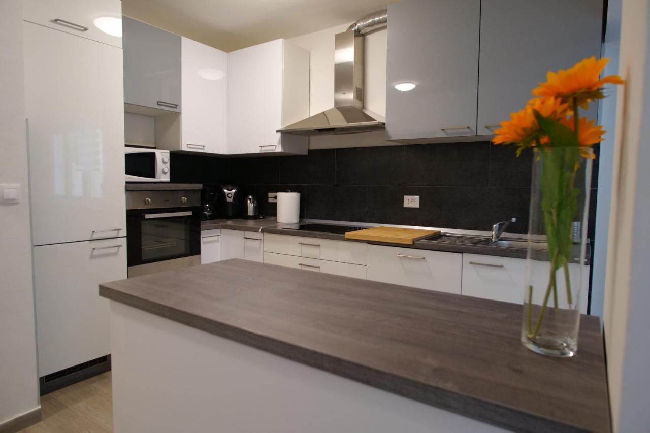 Arena Apartment With 3 Bedrooms In The City Center Pula Exterior photo