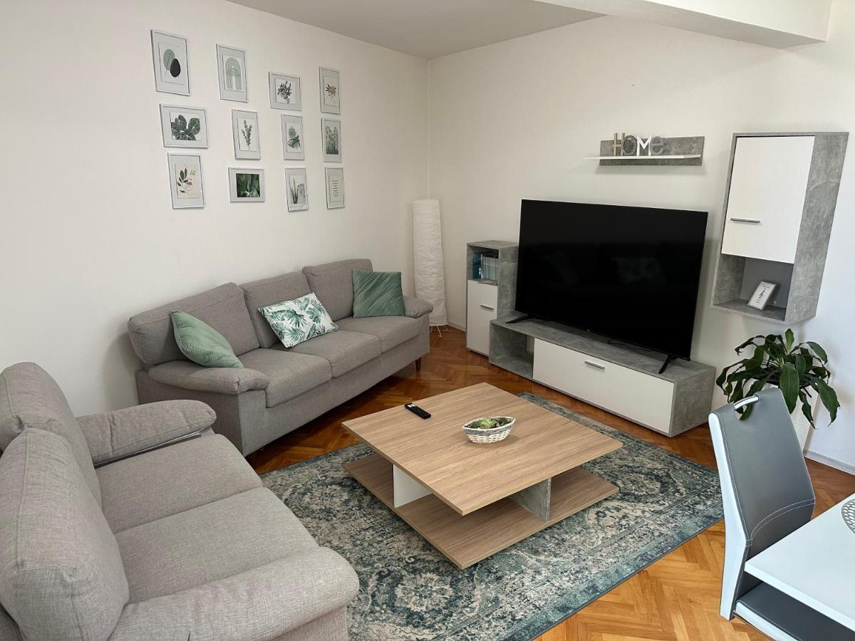 Arena Apartment With 3 Bedrooms In The City Center Pula Exterior photo